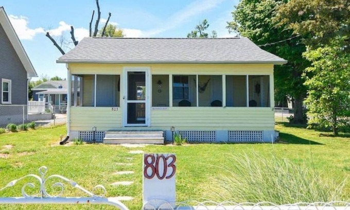 Colonial Beach Cottage | Sunnyside Up - Small Dog Friendly Waterfront Cottage