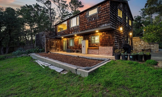 Monterey House | Sunridge Lookout by AvantStay | Big Backyard Oasis + Patio, Central Location