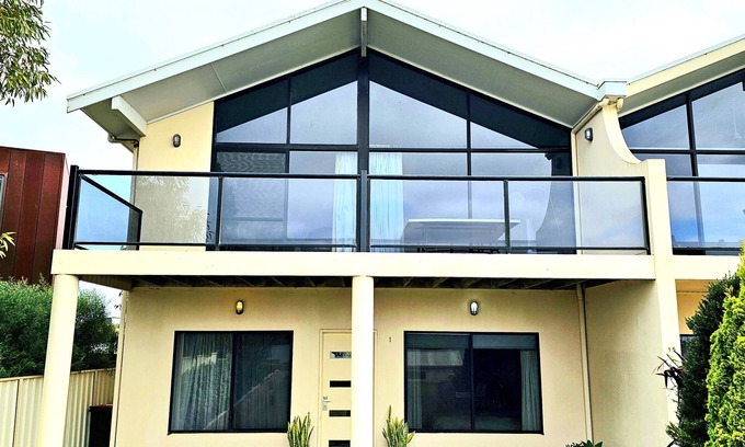 Waterhouse House | Sunrise - A serene retreat by the beautiful Lake Fellmongery