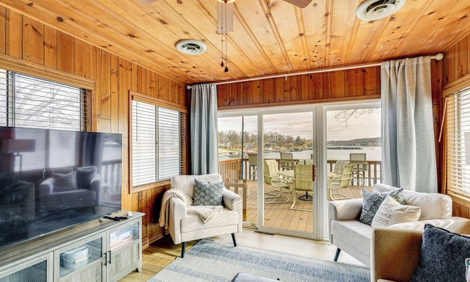 Sunrise Beach Cottage | Sunrise Beach Lake House w/Water Views & Dock!