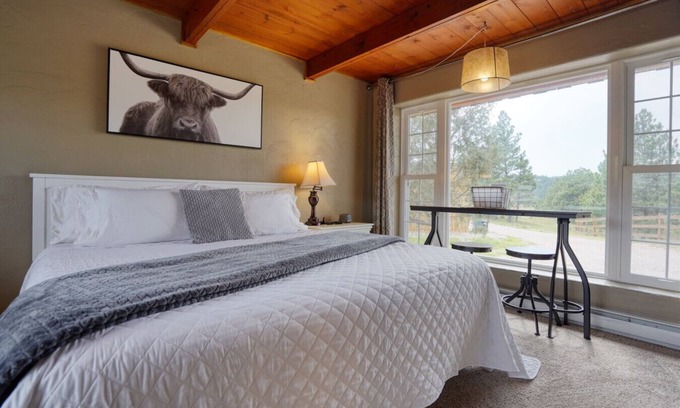 Hot Springs Cabin | Sunrise Cabin at Highland Meadows - King Bed and Views