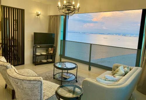 Downtown George Town Apartment | SUNRISE Gurney Seaview Luxury Duplex