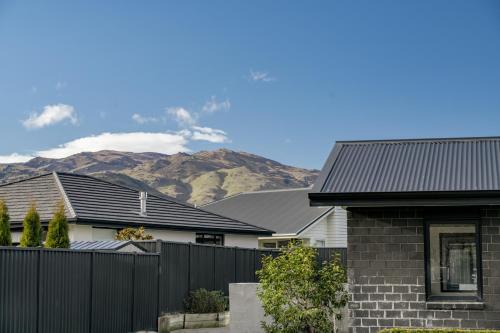 Lowburn House | Sunrise Hideaway - Cromwell Holiday Home