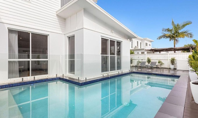 Kingscliff House | Sunrise Mansion with Pool