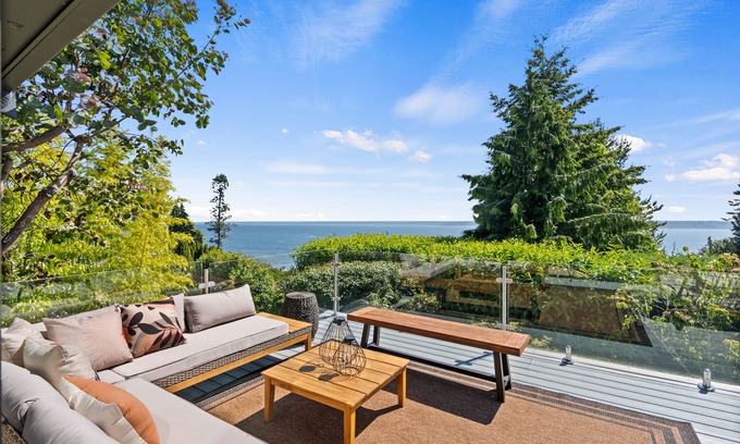 Rollingbay House | Sunrise Oasis. Water View. Family & Dog friendly