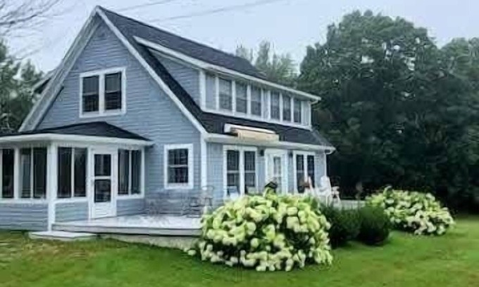 Surry House | Sunrise Oceanside Cottage
