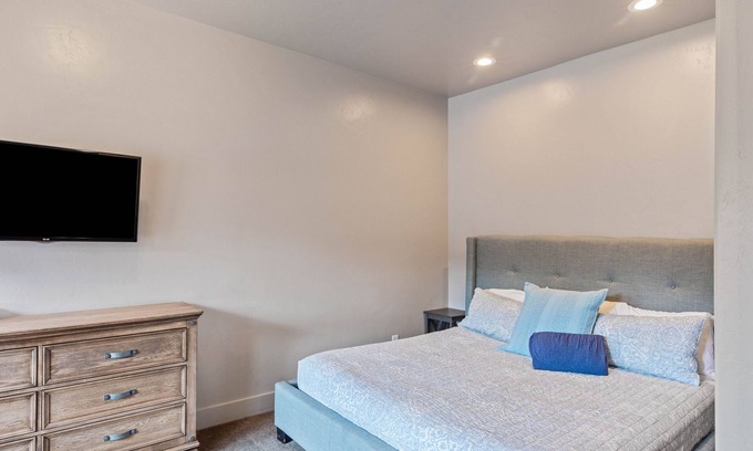 Harbor Village Hotel | Sunrise Resort Room #201 | 1 Bed, 1 Futon 1 Bath