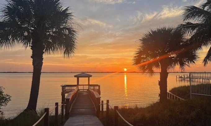 Jensen Beach House | Sunrise & River Views * Fishing Access *Gym*Pool* Promo: 50% off 3rd night!
