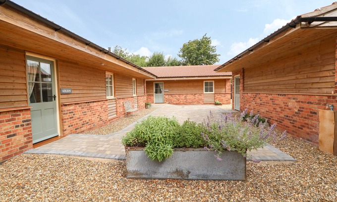 Long Sutton Cottage | SUNRISE STABLE, family friendly, with open fire in Long Sutton