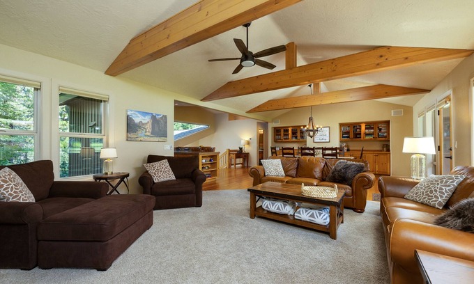 Sunriver House | SUNRIVER, 3 King Suites+Bunk Room! On 14th Green, Hot Tub, Bikes, 10 SHARC Pass