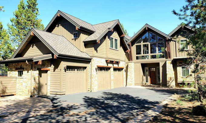Sunriver House | Sunriver Modern Retreat; 5bed, 4primarysuite, theatre rm. Summer days open!