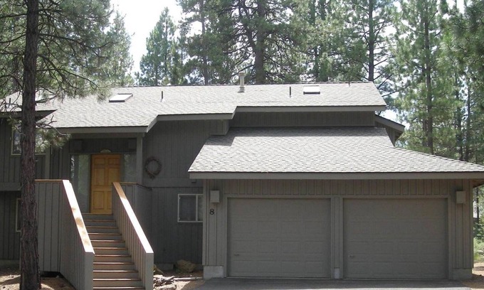 Sunriver House | Sunriver Retreat - Sleeps 9/HotTub/SHARC Passes/No Extra Fees/NOW WITH A/C!