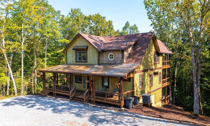 Blue Ridge Cabin | Sunrock Mountain Dream II ~ Luxury Cabin Hot Tub, Pool Table, Fire Pit & Sw. Bed