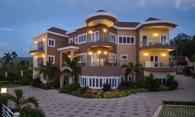Montego Bay Villa | Sunseeker-Modern Chic Montego Bay Large Groups Butler 10