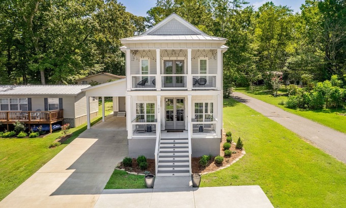Eclectic House | Sunset at Shorline - New Modern Lake View Home
