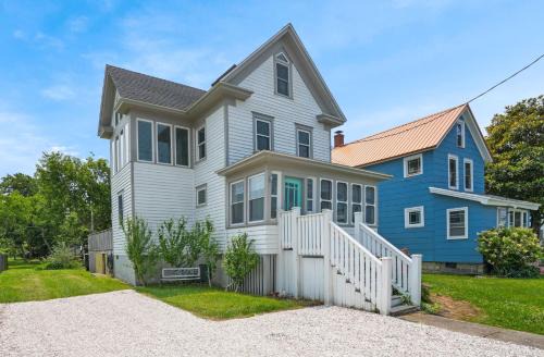 Chincoteague House | Sunset Bay Cottage - Main Street charm with water views!