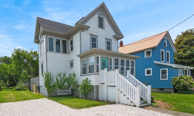 Chincoteague House | Sunset Bay Cottage - Main Street charm with water views!