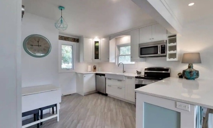 Port Weller West House | Sunset Beach House - Wineries & Niagara Falls