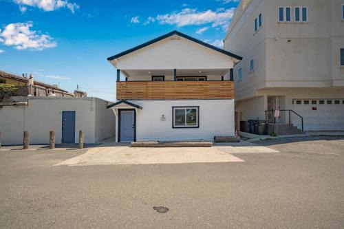 Sunset Beach House | Sunset Beach Retreat next to Water Tower and Ocean