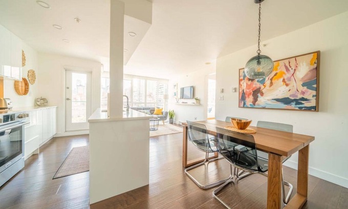 Downtown Vancouver Apartment | Sunset Beach Walk 2BD+2BA+1PRK Yaletown