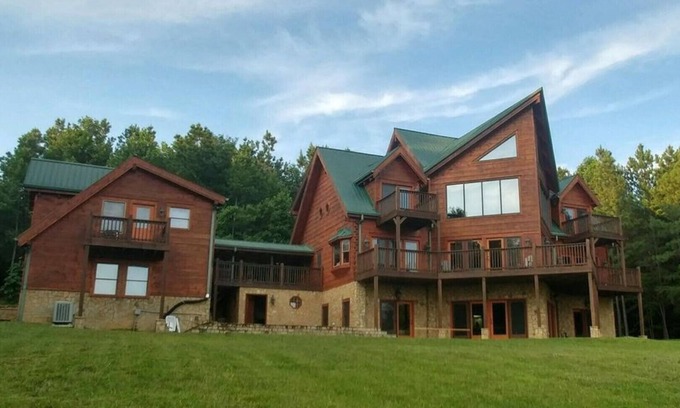 Rock Island House | SUNSET BLUFF CABIN HAS IT ALL! 6 BEDROOM/5.5 BATH-2 KITCHENS-GAME ROOM & MORE!