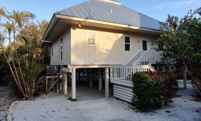 Captiva House | Sunset Captiva 58. Charming 3-bedroom home in the heart of Captiva village.