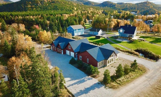 Terra Nova Ski Chalet | Sunset Chalet #4 Super 4 Bedroom, Sleeps 8 Two Full Bathroom Kitchen-Living area