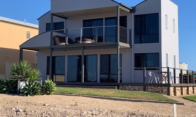 Para Wurlie House | Sunset Cove Beach House - Beautiful sea views, opposite Magazine Bay!