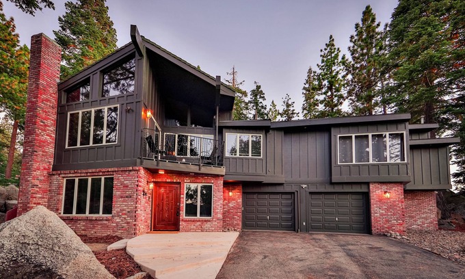 Lincoln Park House | Sunset Cove – Stunning Tahoe Retreat for 8, Short Walk to Lakeshore!