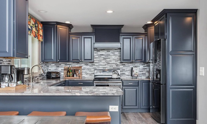Miami Park House | Sunset Haven | 5 BR | Lake Michigan Access with Hot Tub