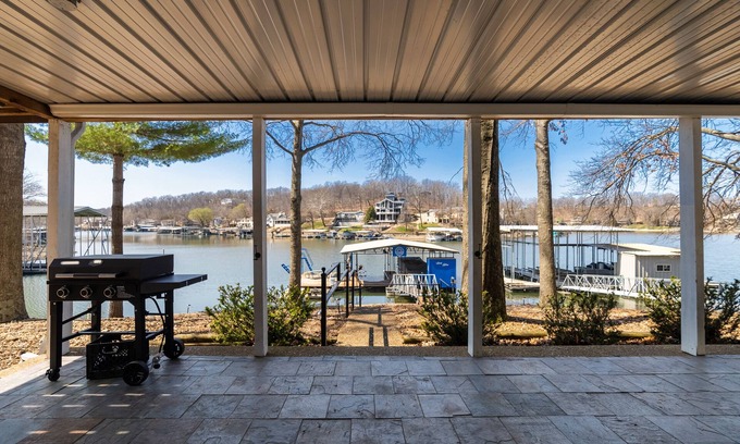 Osage Beach House | Sunset Hollow - Lakefront MM22 near dining/attractions - bring the whole family!