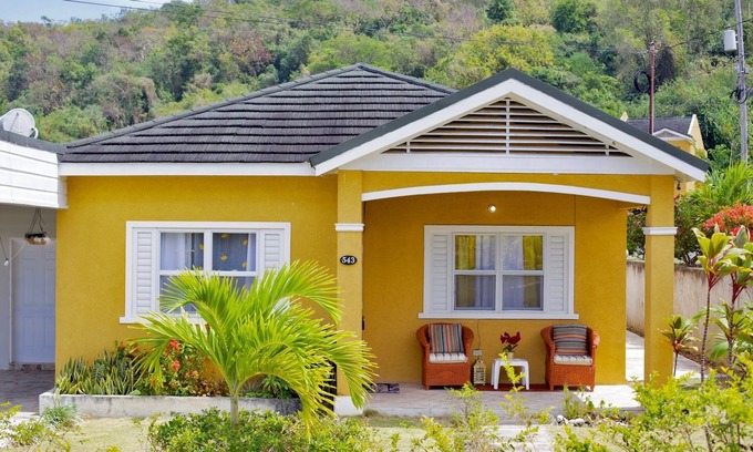 Runaway Bay House | Sunset inn near the beach