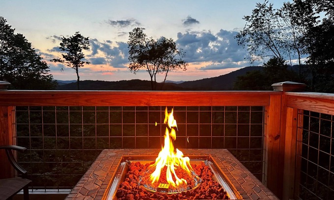 Wolf Laurel Cabin | Sunset Mtn View*Hot Tub*Fire Pit*Game Rm*Massage Chair*Hiking*Near Hatley Pointe
