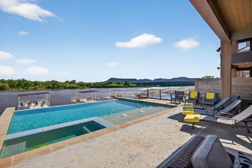 Kingsland House | Sunset Oaks I with Concierge Services