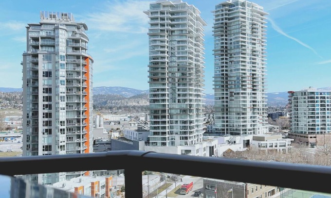 Central Okanagan House | Sunset Oasis Kelowna