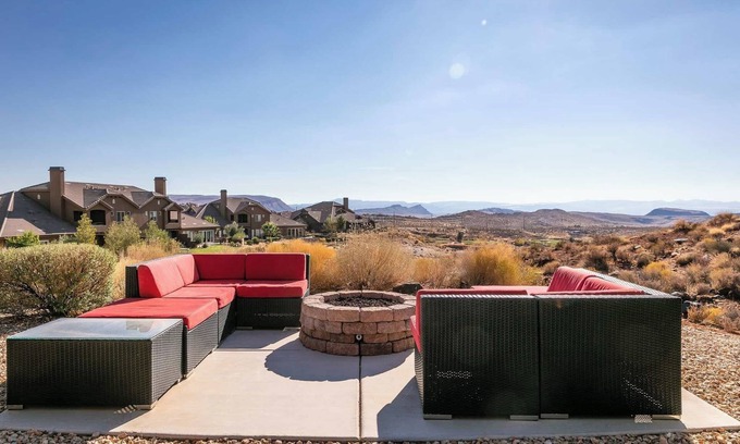 Washington House | Sunset on the 5th, PRIVATE HOT TUB, GOLF COURSE VIEWS!