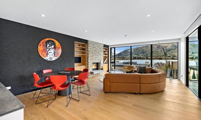 Wanaka Apartment | Sunset over Roy
