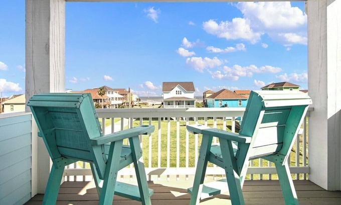 Crystal Beach House | Sunset Paradise: Projector w/Hot Tub & Tiki Bar