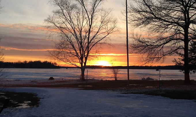 Deephaven House | Sunset Point Cottage on Lake Minnetonka