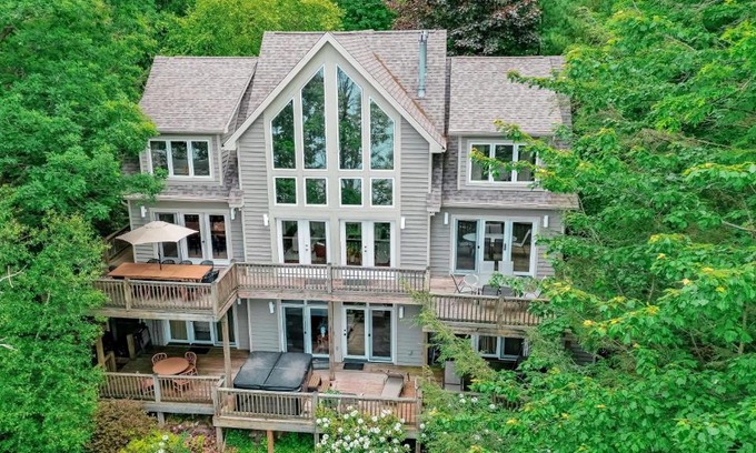 Oakland House | Sunset Pointe