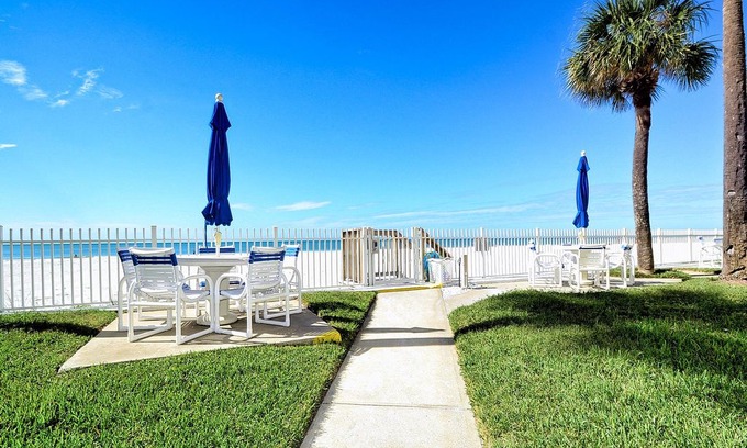 Sunset Reef House | Sunset Reef 104 Beachfront Townhouse
