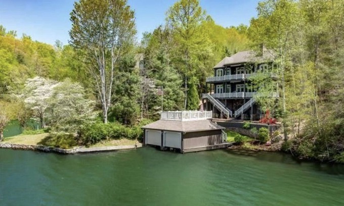 Lake Lure House | Sunset Rest | Ultimate Lake Lure luxury destination.