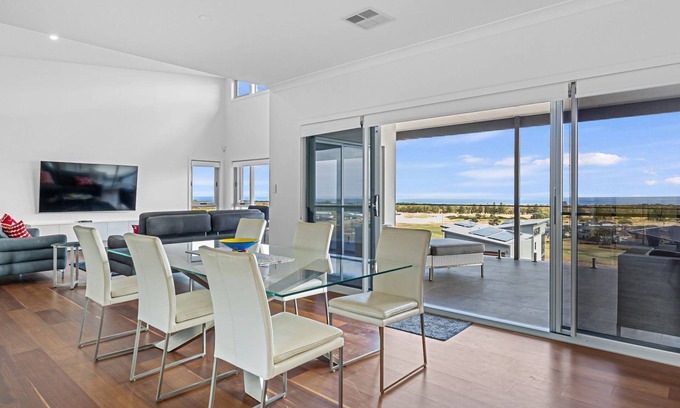Normanville House | Sunset Retreat at Birkdale - 44 Birkdale Street