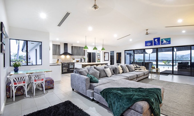 Sugarloaf House | Sunset Retreat Family Getaway, close to Airlie Beach, five bedrooms on acreage