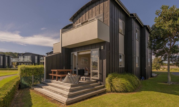 Matarangi House | Sunset Retreat - Matarangi Holiday Home