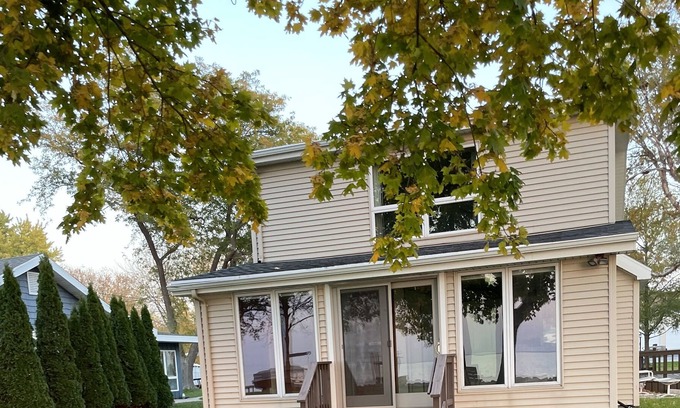 Fond du Lac House | Sunset Solitude on Lake Winnebago