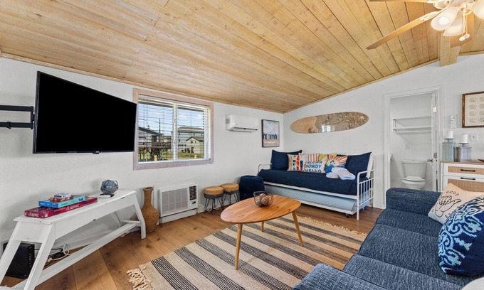 Pirates Beach House | Sunset Surf Lodge - Charming 2-bdrm house near fantastic Palm Beach, Galveston