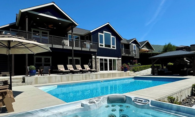 Orondo House | ~SUNSET VIEW LAKE HOUSE~ Lake front, dock on property, private pool & spa!