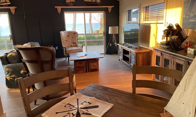 Fredonia House | Sunset View Lake House