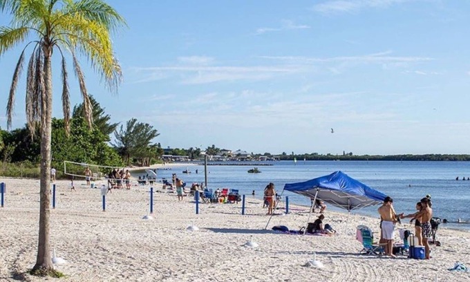 Ruskin Condo | Sunset View Studio 116 Tampa Bay Florida Resort Beach & Pool